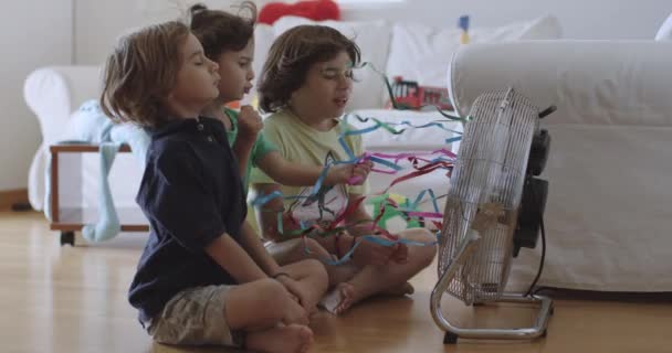 Çocuk Evde Yerde Diz Çöküyor Ona Bağlı Renkli Flamalar Gibi — Stok video