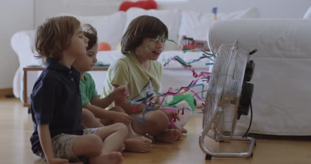 Трое Детей Сидят Полу Гостиной Средний Ребенок Игриво Говорит Электрический — стоковое видео