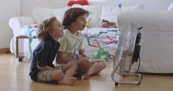 Dva Mladí Chlapci Sedí Doma Podlaze Smějí Zatímco Drží Barevné — Stock video