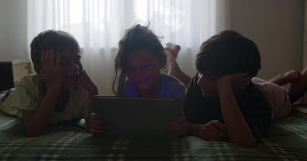 Três Crianças Deitam Uma Cama Interagindo Intimamente Uma Sala Com — Vídeo de Stock