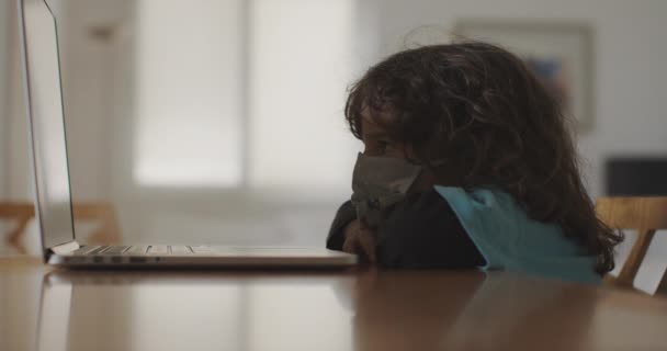 Een Jonge Jongen Zit Achter Een Laptop Woonkamer Bezig Met — Stockvideo