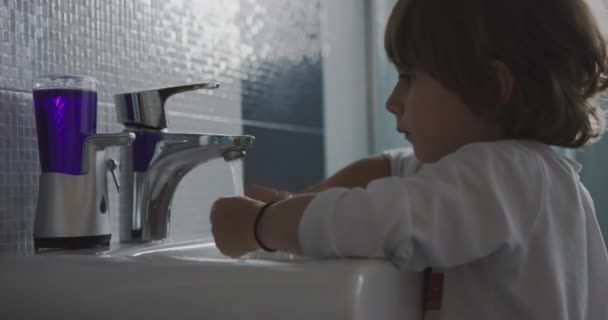 Lavaboya Ulaşmak Için Taburede Duran Genç Bir Kız Ellerini Sabun — Stok video