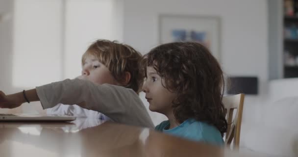 Zwei Kleine Jungen Sitzen Einem Tisch Ihrem Wohnzimmer Vertieft Auf — Stockvideo