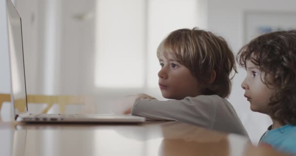 Dva Malí Chlapci Sedí Stolu Svém Obýváku Zabraní Obrazovky Notebooku — Stock video