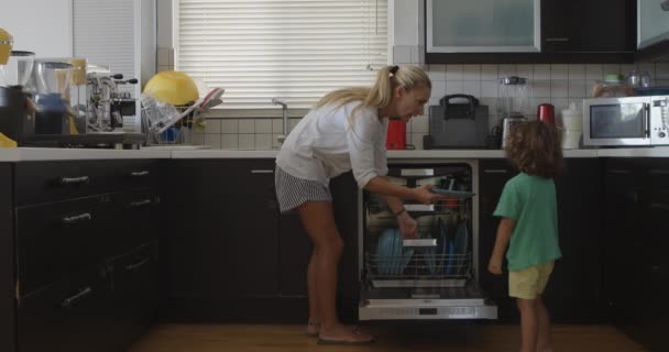 Matka Její Dítě Pracují Společně Vyložení Myčky Nádobí Dobře Vybavené — Stock video
