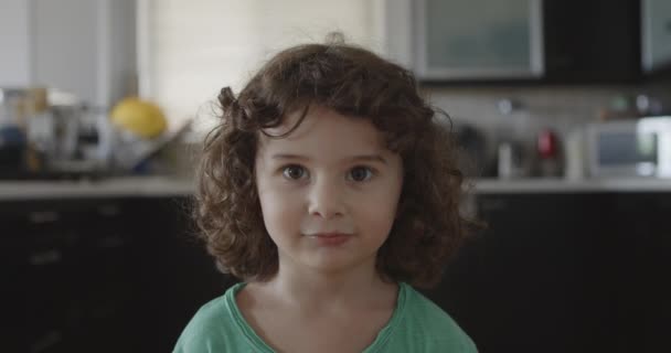 Młody Chłopiec Kręconymi Włosami Stoi Kuchni Ubrany Zieloną Koszulę Patrząc — Wideo stockowe