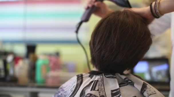 Egy Fodrász Keze Látható Vágja Haját Egy Fiatal Fiú Aki — Stock videók