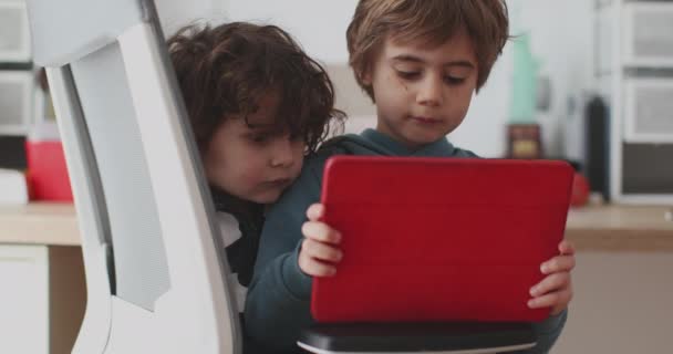 Doi Băieți Mici Stau Strâns Împreună Timp Concentrează Intens Tabletă — Videoclip de stoc