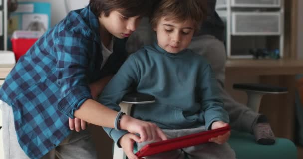 Doi Băieți Mici Stau Strâns Împreună Timp Concentrează Intens Tabletă — Videoclip de stoc