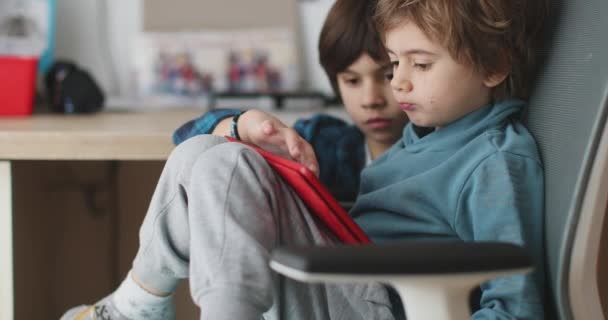 Dwóch Małych Chłopców Siedzi Blisko Siebie Skupiając Się Uważnie Tablecie — Wideo stockowe