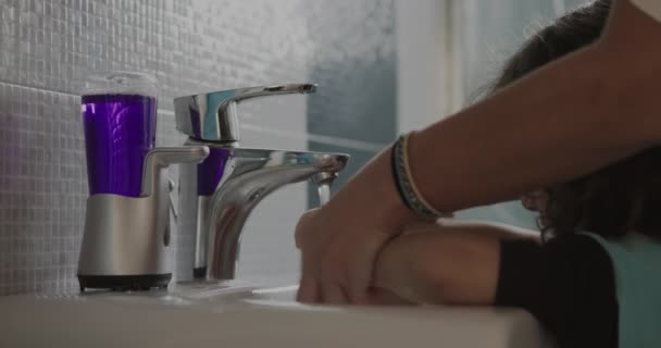 Een Jonge Jongen Staat Een Badkamer Zijn Handen Wassen Onder — Stockvideo