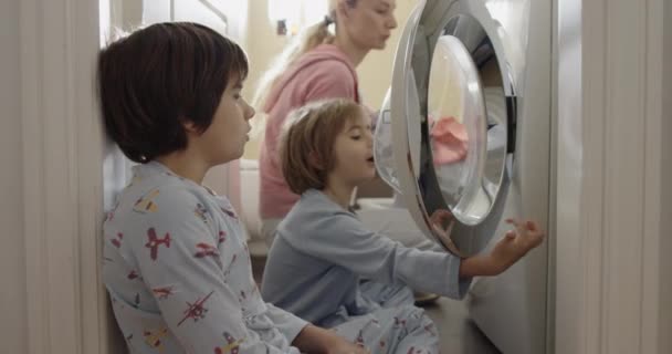 Bir Anne Pijama Giymiş Çamaşırların Çamaşır Makinesinde Dönüşünü Seyreden Işleri — Stok video