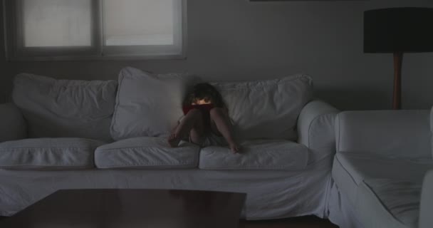 Ung Dreng Sidder Komfortabelt Hvid Sofa Hans Opmærksomhed Fanget Den – Stock-video