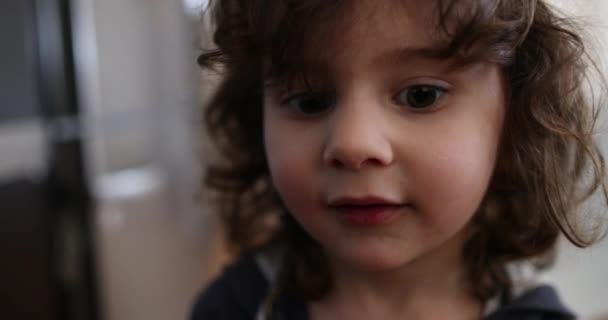 Seorang Anak Laki Laki Dengan Rambut Keriting Dan Kemeja Biru — Stok Video