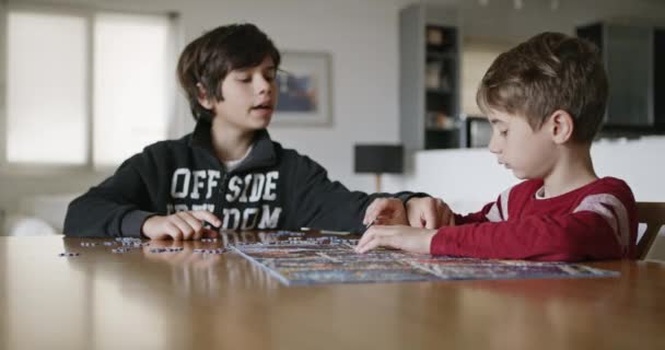 Soustředěné Duo Mladých Chlapců Zapojuje Týmové Práce Skládat Dohromady Pulzující — Stock video