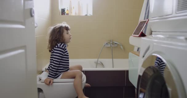 Ung Pojke Sitter Toalett Ett Väl Upplyst Badrum Med Fokus — Stockvideo