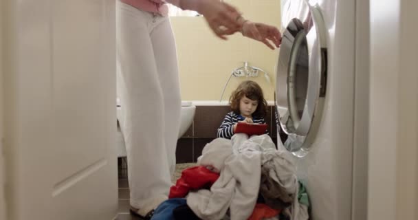 Mamma Övervakar Sina Små Barn Klädda Pyjamas När Tittar Kläder — Stockvideo