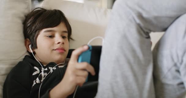 Kulaklıklı Konsantre Genç Bir Çocuk Bilgisayarı Oyun Konsolunda Oyun Oynuyor — Stok video