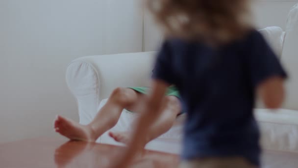 Dreng Med Blond Hår Fokuserer Intenst Smartphone Liggende Tilbage Hvid – Stock-video