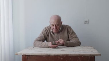 Son sınıf öğrencisi cüzdanındaki paraları sayıyor. Günlük hayatın bir anını yansıtan bir fincan Türk kahvesini yeni bitirmiş..