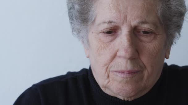 Elderly Woman Grey Hair Dressed Cozy Sweater Appears Deep Thought — Stock video