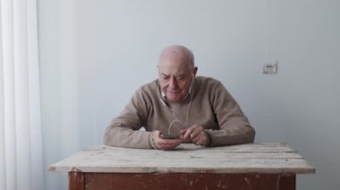 Son sınıf öğrencisi cüzdanındaki paraları sayıyor. Günlük hayatın bir anını yansıtan bir fincan Türk kahvesini yeni bitirmiş..