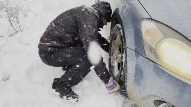 자동차 남자는 조건에서 안전한 여행을 타이어에 쇠사슬에 폭풍을 — 비디오