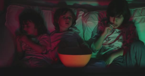 Three Children Engrossed Movie While Sitting Couch Dimly Lit Living — Stok video