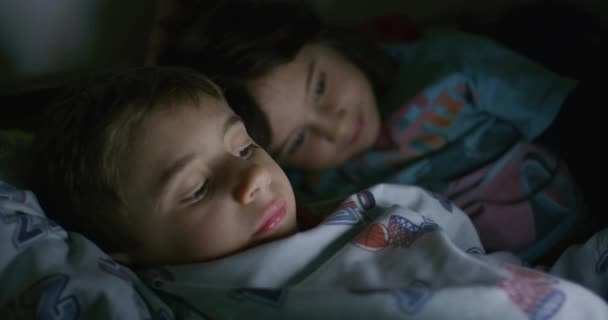 Μια Ομάδα Παιδιών Ξαπλωμένα Στο Κρεβάτι Ένα Δίπλα Στο Άλλο — Αρχείο Βίντεο