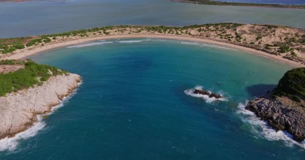 Voidokilia海滩宁静的曲线从上方捕捉到 清澈的碧绿海水轻柔地拍打在金黄色沙滩上 — 图库视频影像