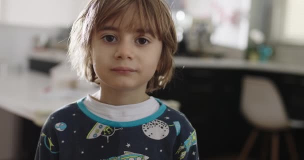Veselé Malé Dítě Stojí Uvnitř Pyžamu Vesmírným Motivem Široce Usmívá — Stock video