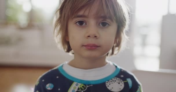 Veselé Malé Dítě Stojí Uvnitř Pyžamu Vesmírným Motivem Široce Usmívá — Stock video