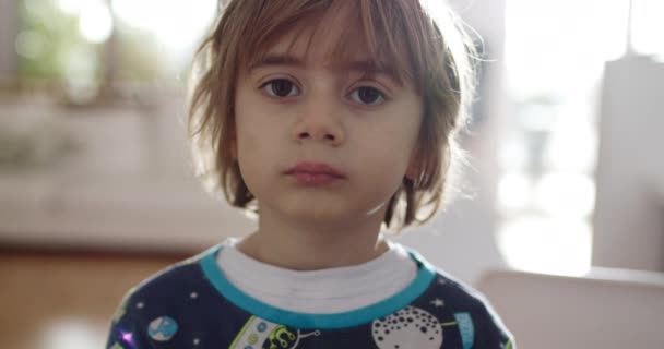 Uma Criança Jovem Alegre Fica Dentro Casa Vestindo Conjunto Pijama — Vídeo de Stock