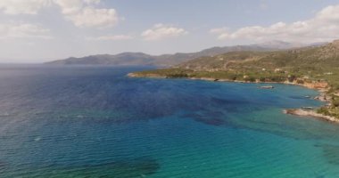 Yunanistan 'ın Kardamili kentindeki Stoupa Kalogria Sahili' ne nefes kesici bir hava perspektifi. Görüntü, sakin mavi suları, kumlu sahili yakalar..