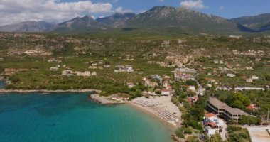 Yunanistan 'ın Kardamili kentindeki Stoupa Kalogria Sahili' ne nefes kesici bir hava perspektifi. Görüntü, sakin mavi suları, kumlu sahili yakalar..