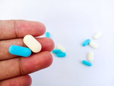 İlaç tabletleriyle elinizi kapatın.