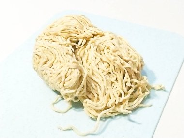 Mavi güvertede pişmemiş taze erişteli erişte. Seçici odak