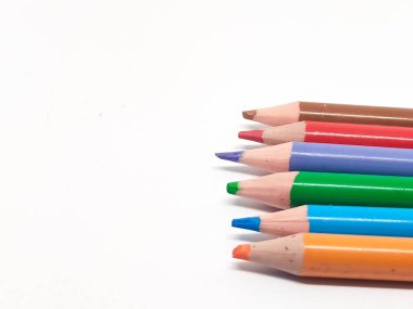 Beyaz arka plan, kopya alanı üzerinde renkli kalemler