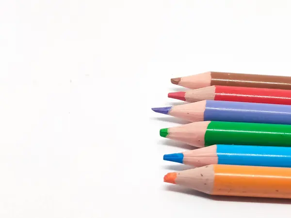 Beyaz arka plan, kopya alanı üzerinde renkli kalemler