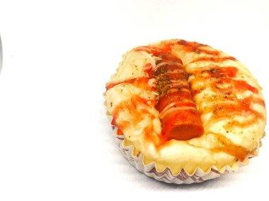 Roti Pizza, Pizza Ekmek ya da Ekmek Pizza. Domates soslu pizza ve mayonezli peynirli sosis..