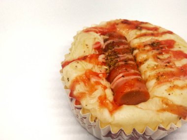 Roti Pizza, Pizza Ekmek ya da Ekmek Pizza. Domates soslu pizza ve mayonezli peynirli sosis..