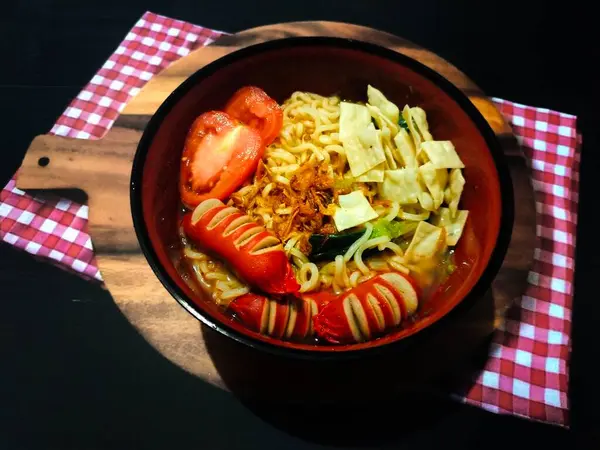 Sosisli lezzetli şehriyeleri ve Asya yemeklerini yakından izleyin..