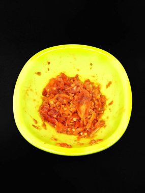 Sambal domates ya da domates siyah arka planda izole edilmiş baharatlı.