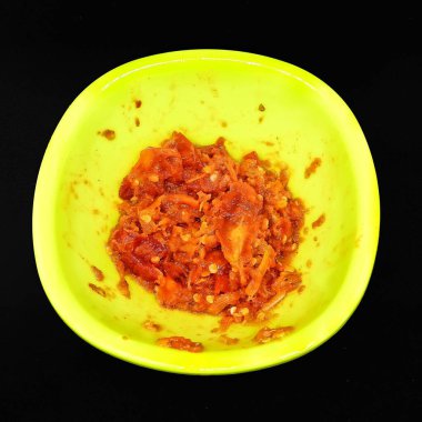 Sambal domates ya da domates siyah arka planda izole edilmiş baharatlı.