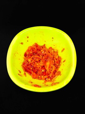 Sambal domates ya da domates siyah arka planda izole edilmiş baharatlı.