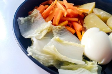 Sebze salatası ve masada yumurtalar.