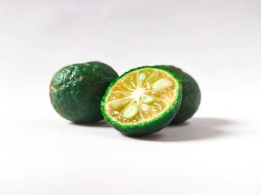 Beyaz arkaplanda taze yeşil kireç izole edildi