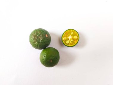 beyaz arkaplanda izole kireç