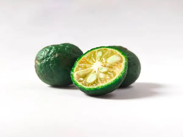 Beyaz arkaplanda taze yeşil kireç izole edildi