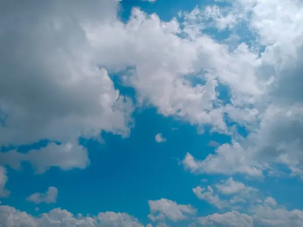 bulutlu mavi gökyüzü arkaplanı